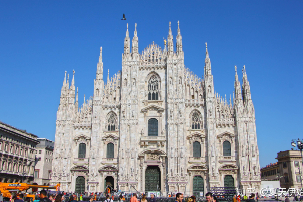 在侧翼的持 在侧翼的持